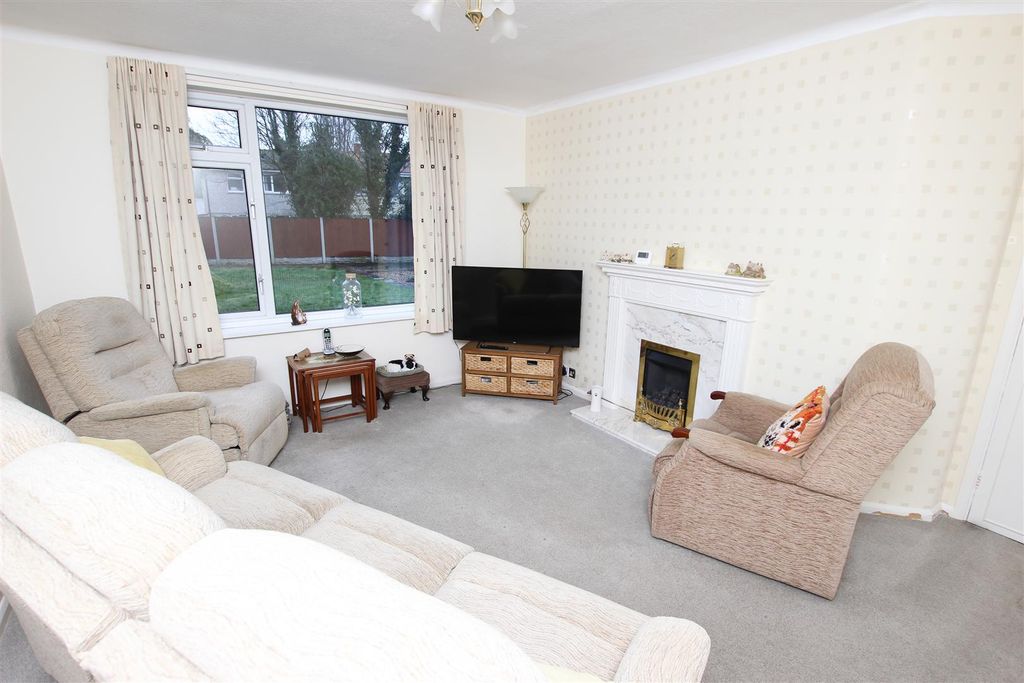 Property photo 2 of 13 Lounge