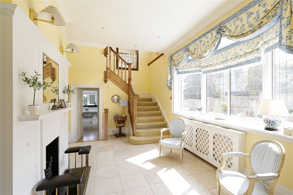 Property photo 2 of 21 Hallway