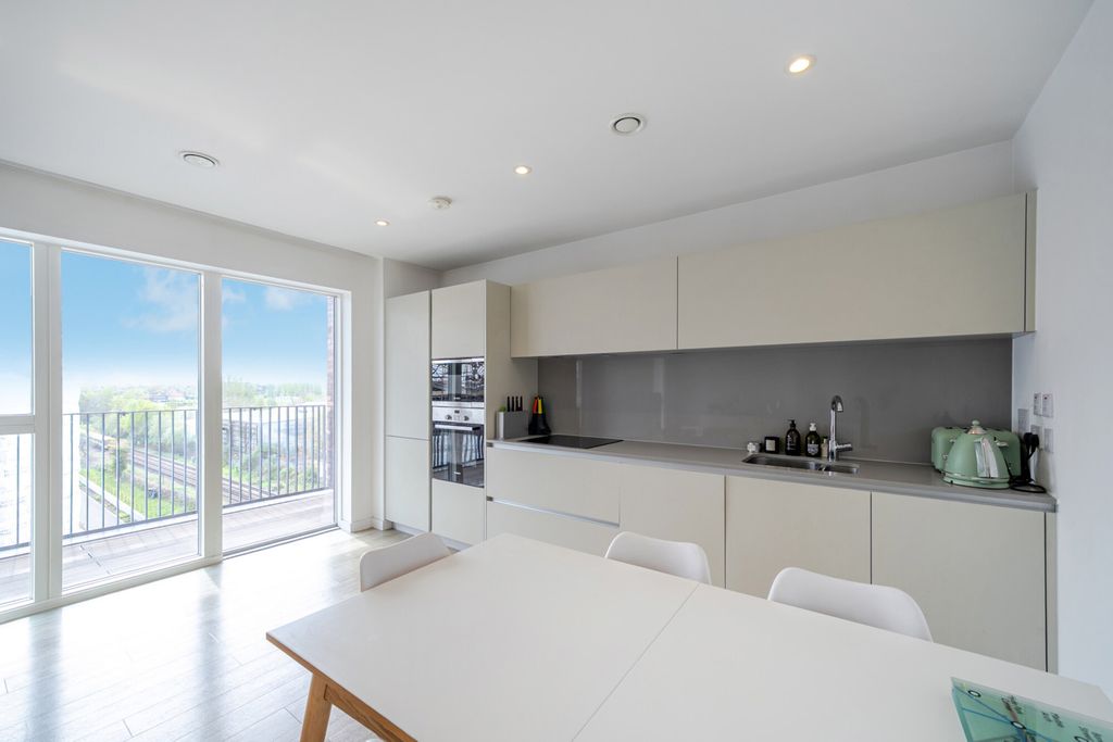 Property photo 2 of 17 1429214-11-69De3B...