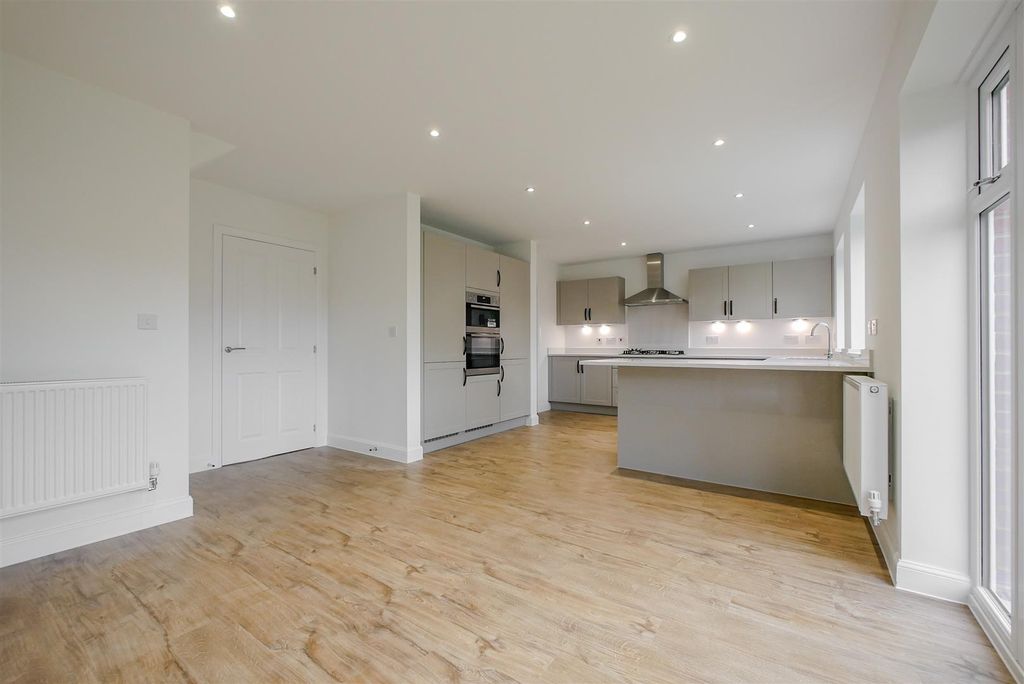 Property photo 3 of 25 Kitchen/Breakfast Room