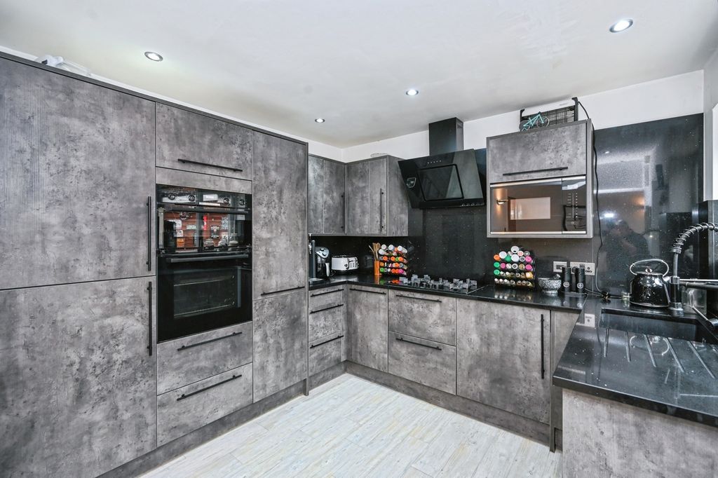 Property photo 2 of 20 Kitchen