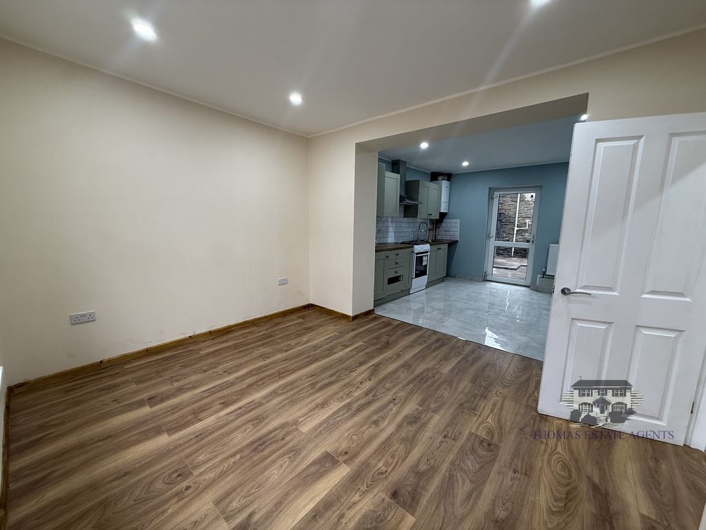 Property photo 3 of 12 Lounge