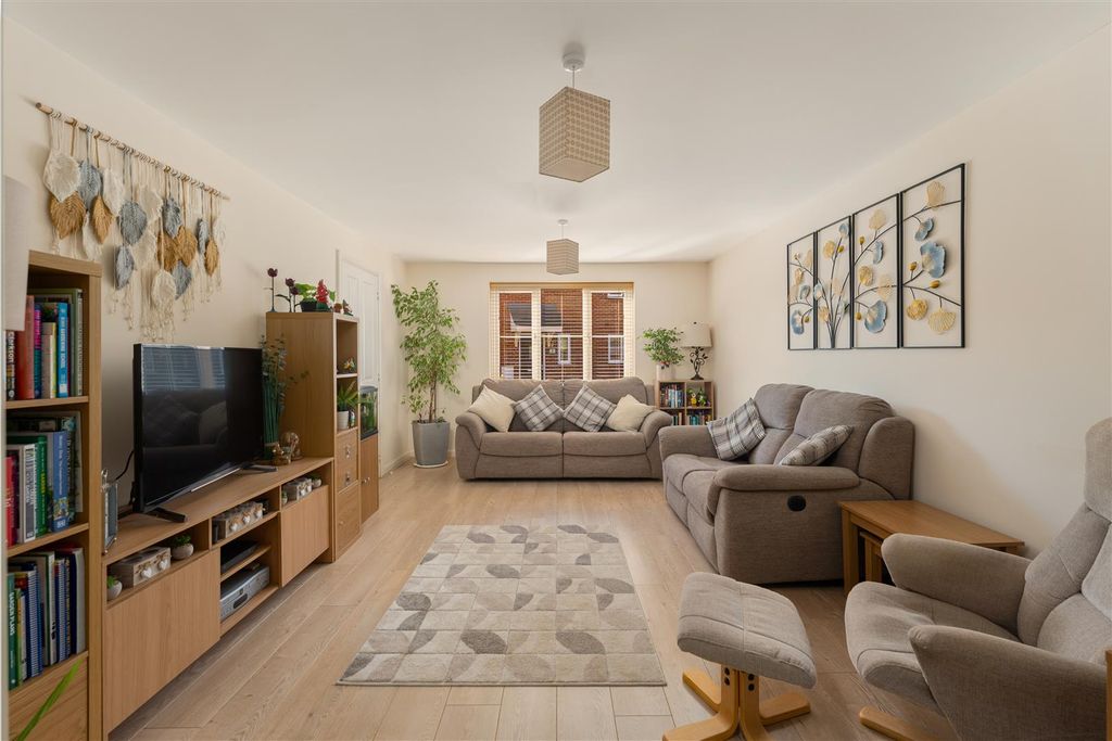 Property photo 3 of 16 2 Wiggins Close, Bloxham-9.Jpg