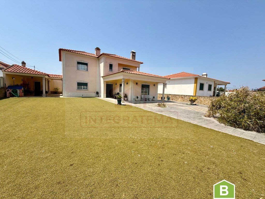 Property photo 1 of 34 House With Garage And Spacious Garden - Between Caldas Da Rainha And Óbidos