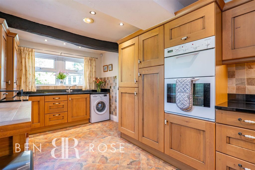 Property photo 3 of 34 Kitchen