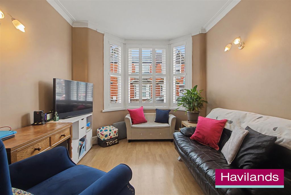 Property photo 2 of 16 Cedars Road N21 3Hb-7.Jpg