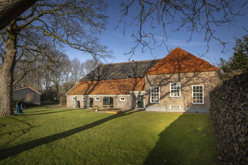 Property photo 3 of 64