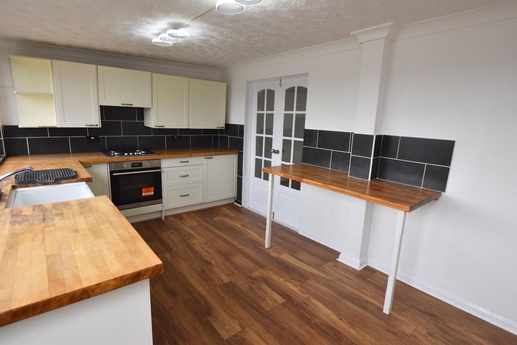Property photo 2 of 12 Kitchen