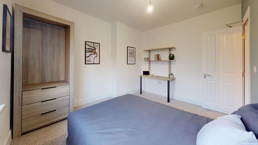 Property photo 2 of 16 A Spacious And Well-Lit Double Bedroom Featuring m...