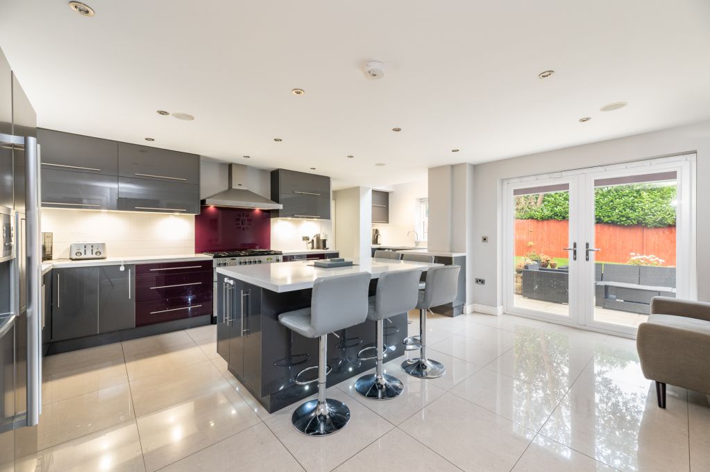 Property photo 3 of 31 Dining Kitchen