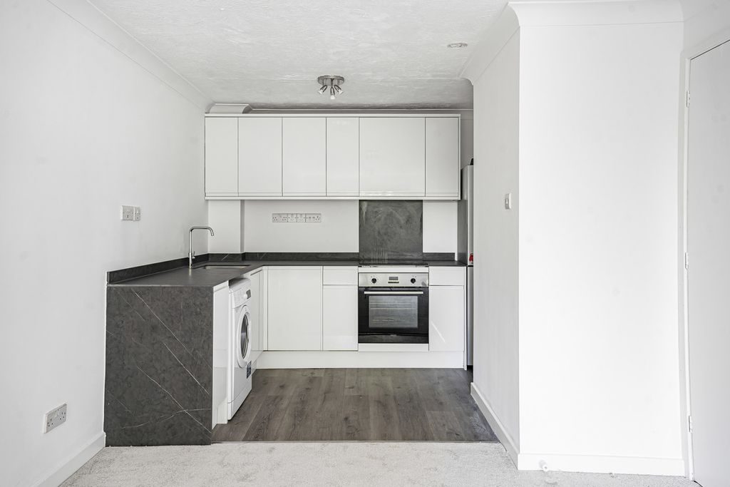 Property photo 3 of 12 Reception/Kitchen