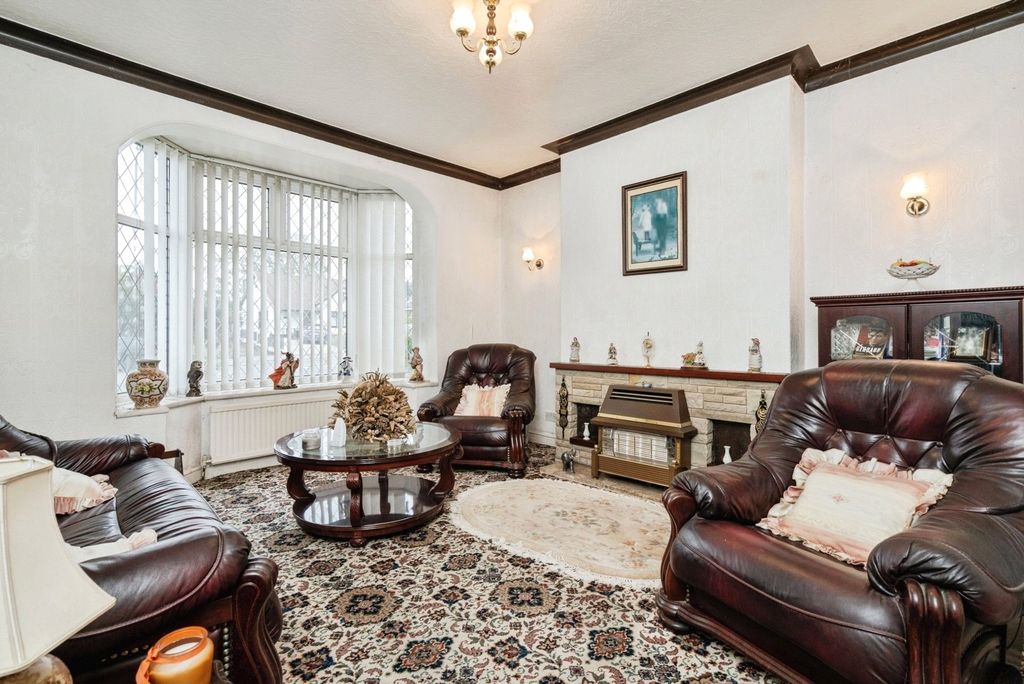 Property photo 2 of 17 Lounge