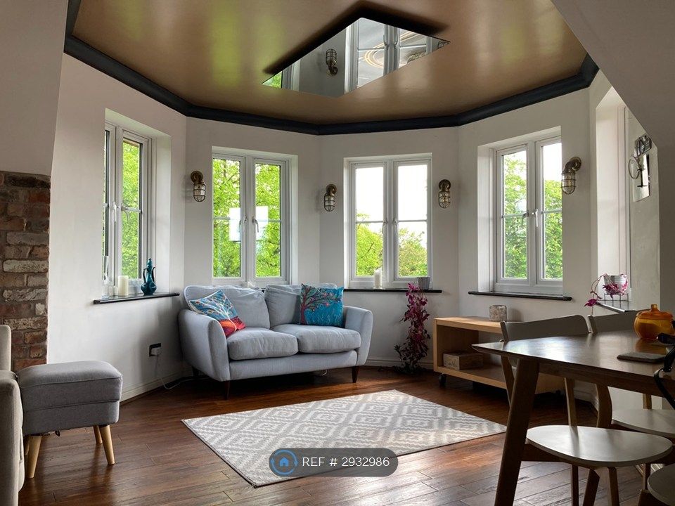 Property photo 1 of 10 Living Room
