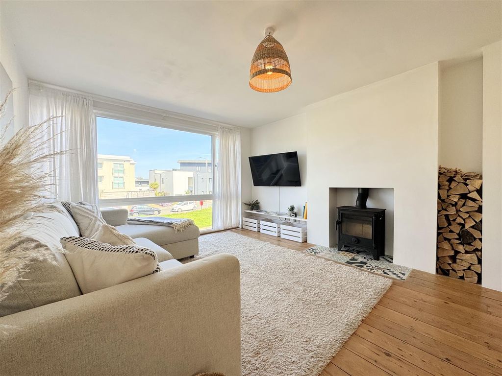 Property photo 2 of 27 Lounge