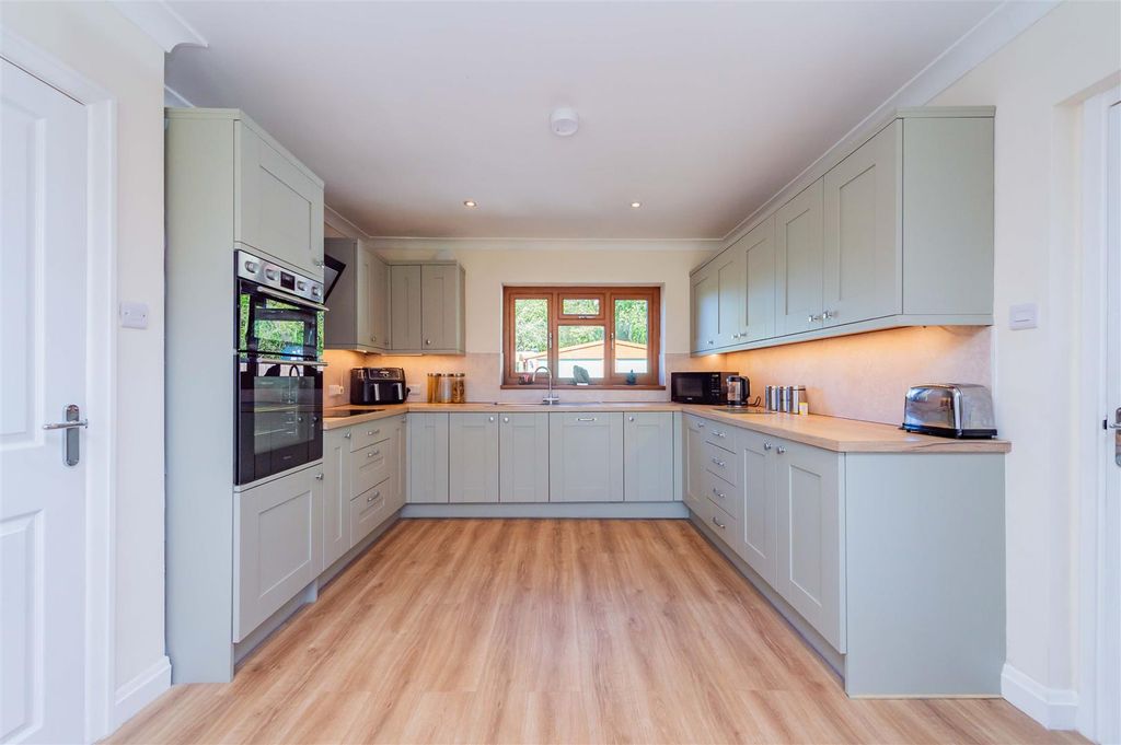 Property photo 3 of 33 Kitchen/Dining Room