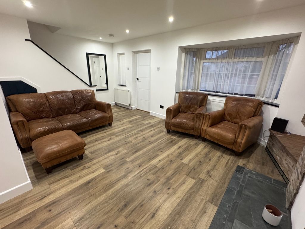 Property photo 2 of 8 Lounge