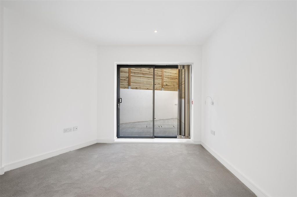 Property photo 2 of 11 Flat 2,7.Jpg