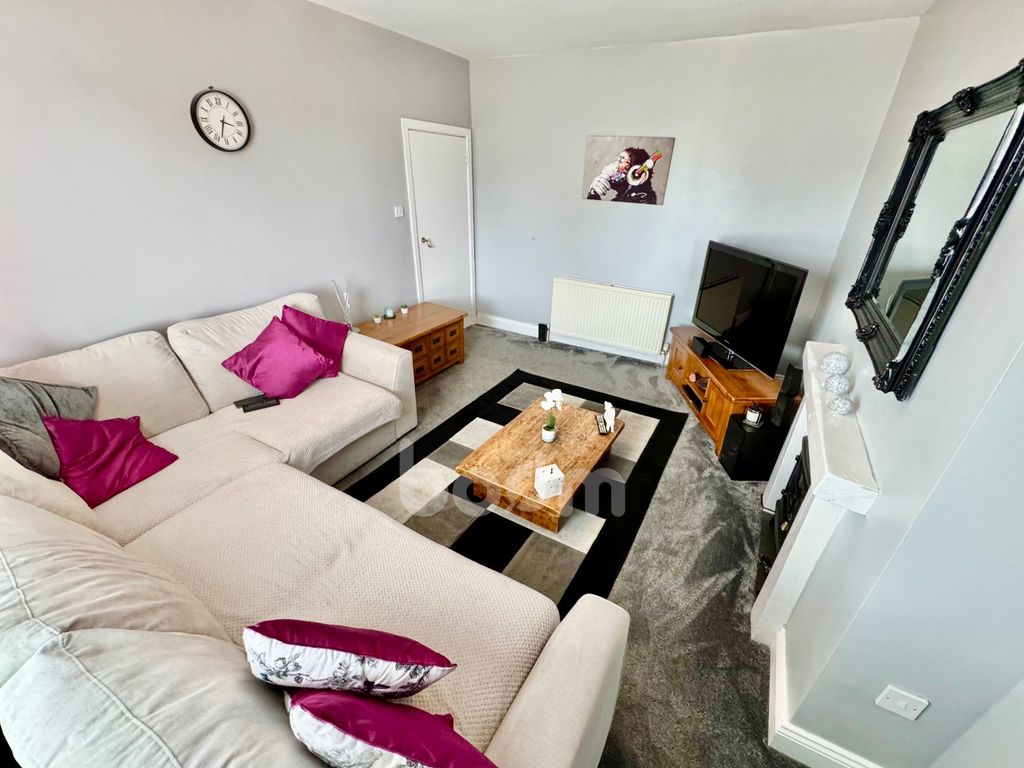 Property photo 3 of 24 Eastern Crescent, Kilbirnie Lounge Pic
