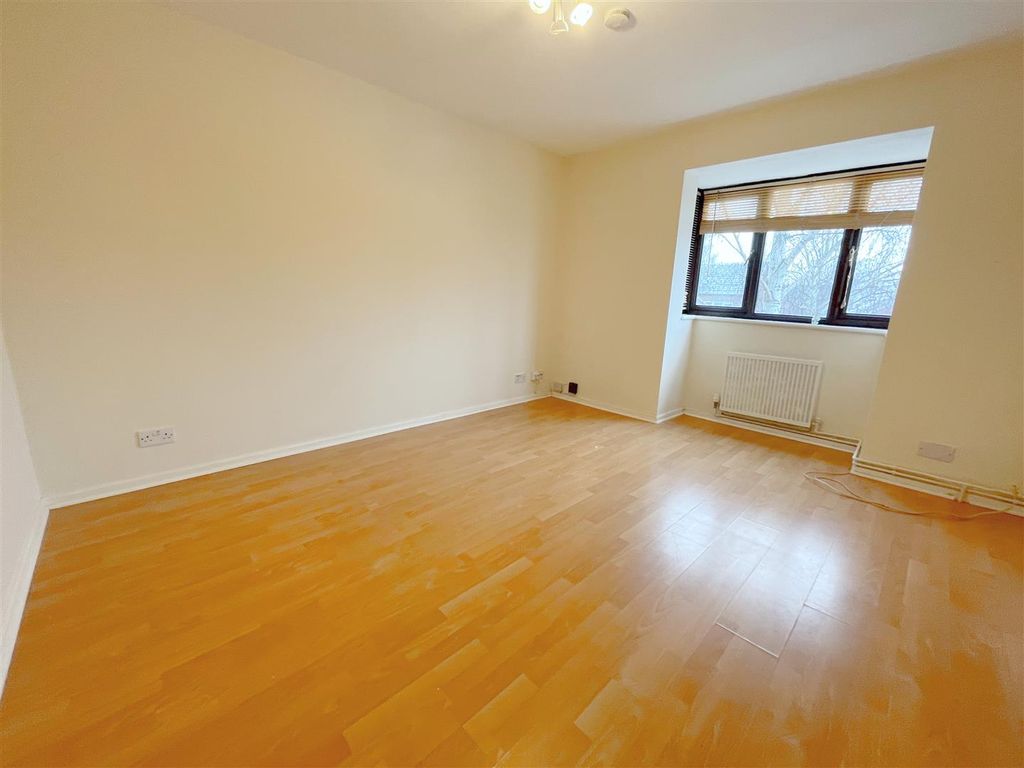 Property photo 3 of 5 Lounge