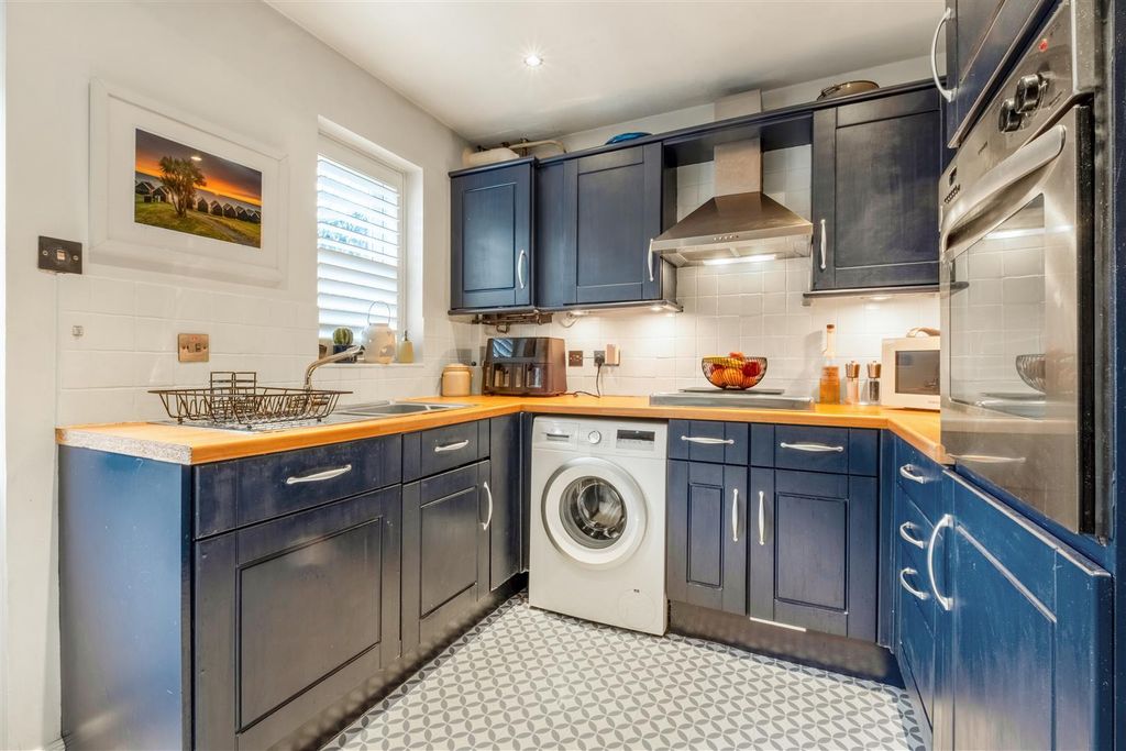 Property photo 3 of 21 9 Blackthorn Close_3.Jpg