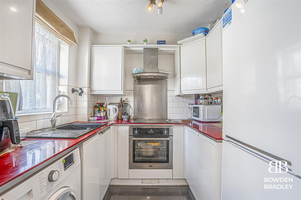 Property photo 3 of 9 Kitchen