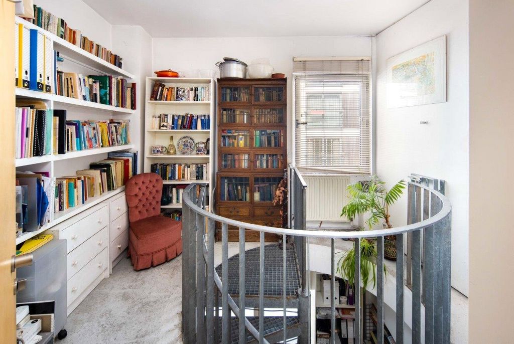 Property photo 3 of 18 Hallway