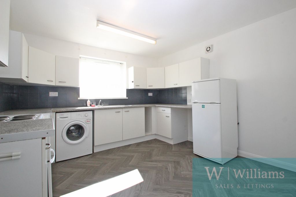 Property photo 3 of 8 Kitchen