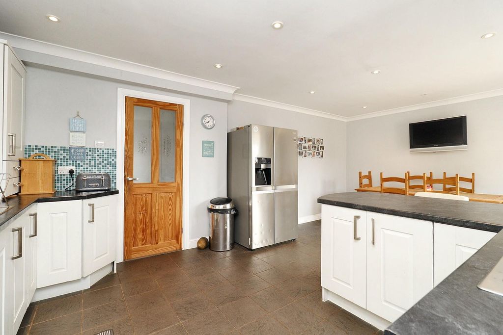 Property photo 3 of 24