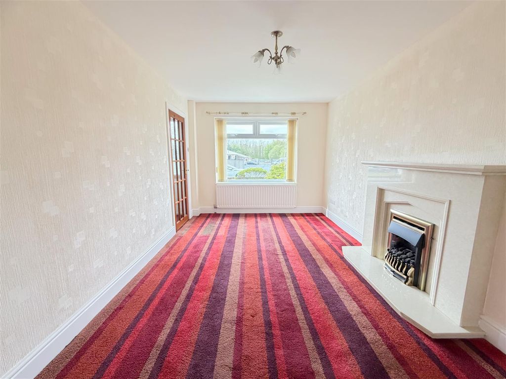 Property photo 3 of 30 Lounge