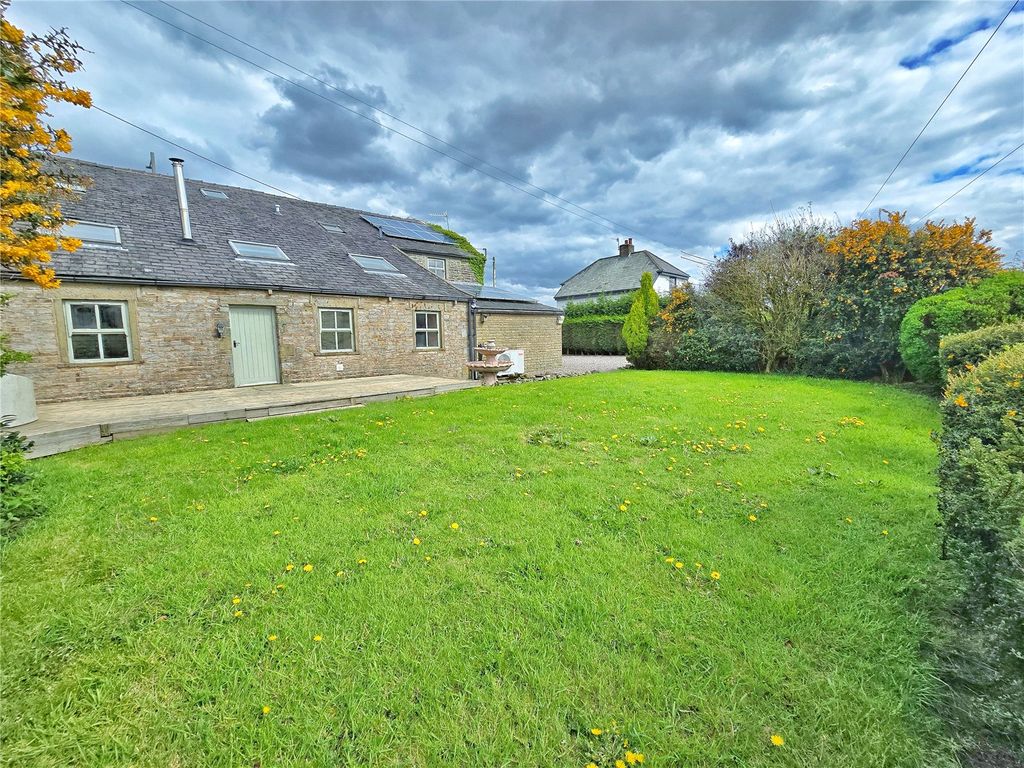 Property photo 1 of 31 Rear Gardens