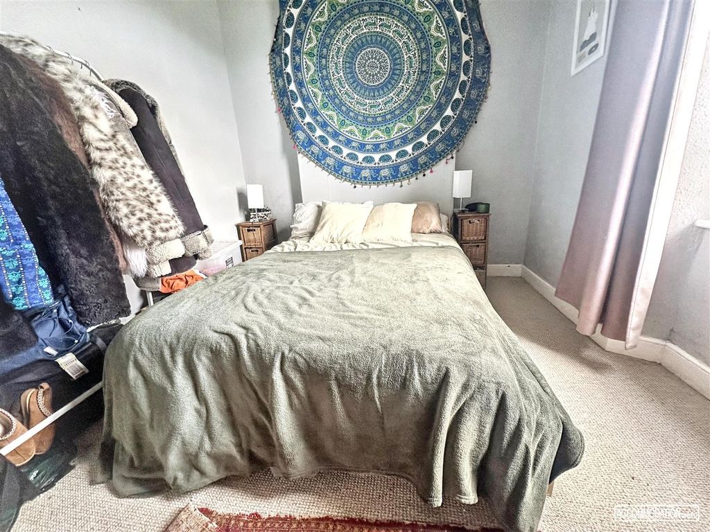 Property photo 3 of 7 Cosy Double Bedroom With Stylish Wall Hanging...
