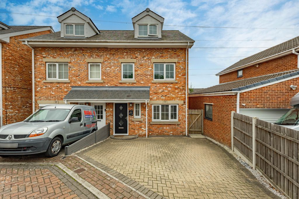 Property photo 1 of 18 3/4 Bedroom Semi Detached For Sale