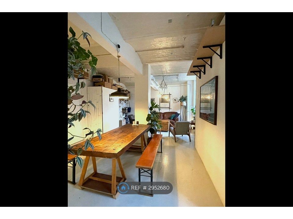 Property photo 1 of 23 Kitchen Table In Main Space