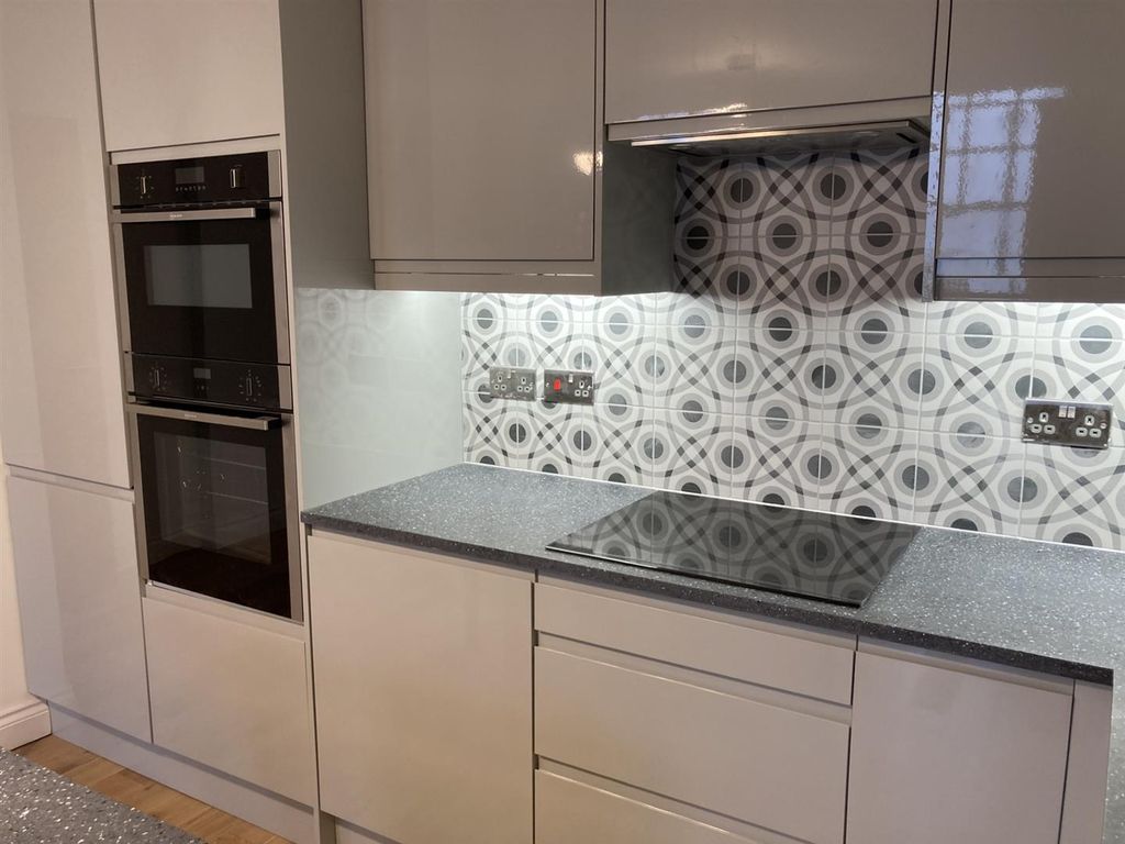 Property photo 3 of 9 Kitchen 2.Jpg