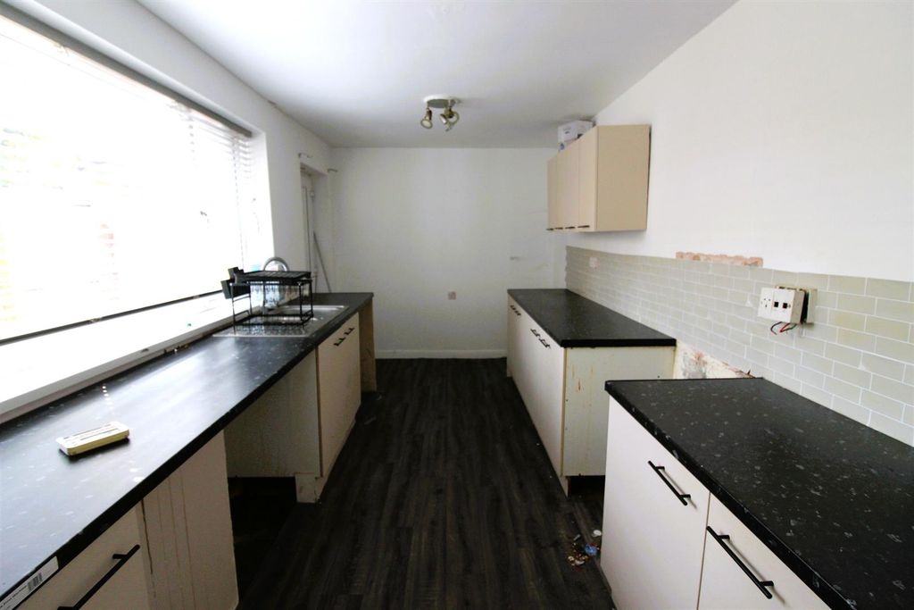 Property photo 3 of 7 Kitchen.Jpg