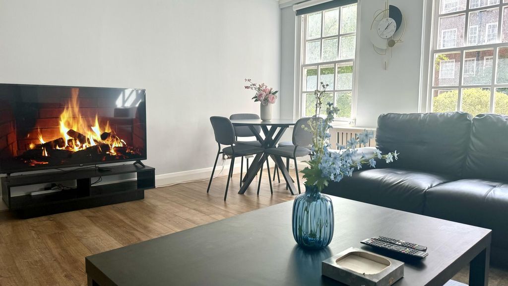 Property photo 2 of 11 Living Room