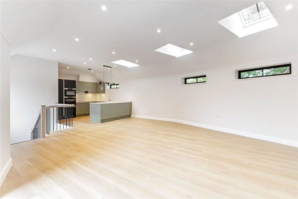 Property photo 3 of 7 P5 Kitchen / Lounge
