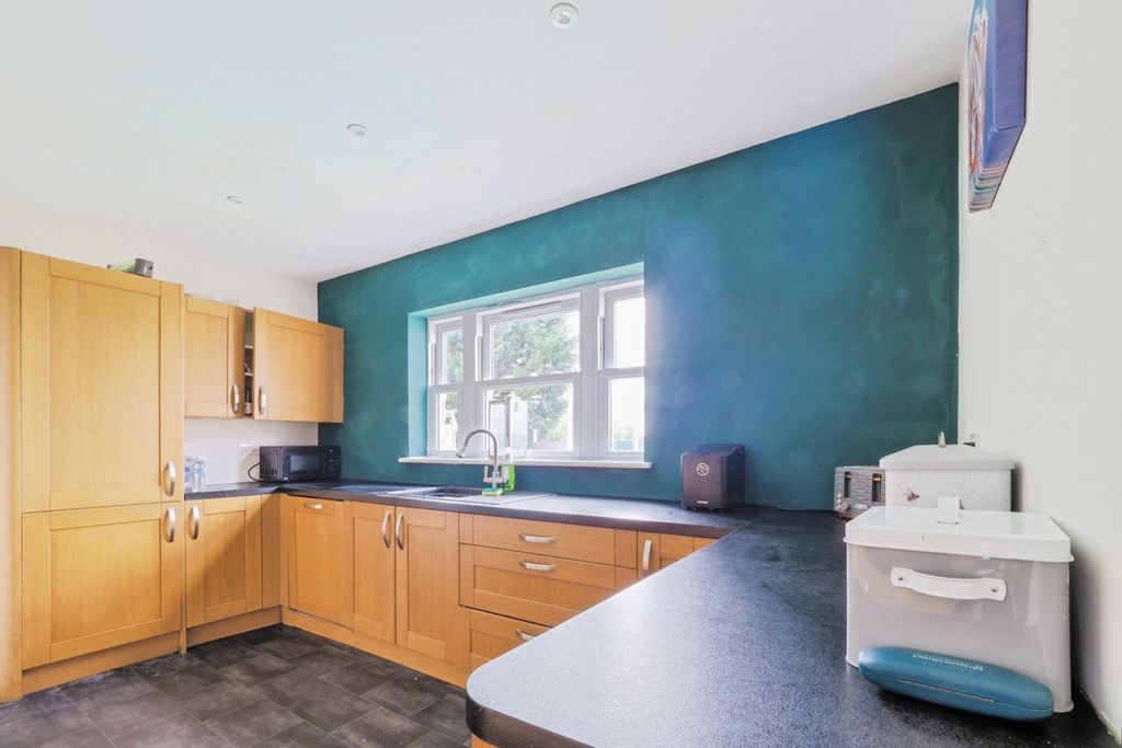 Property photo 3 of 17 Kitchen