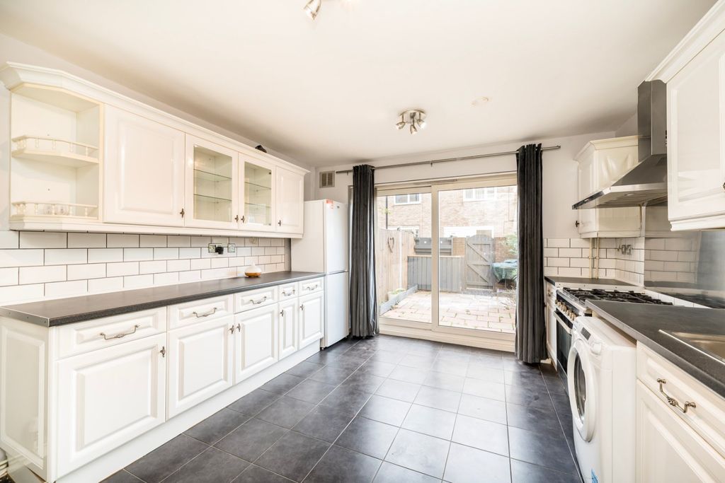 Property photo 3 of 9 Kitchen