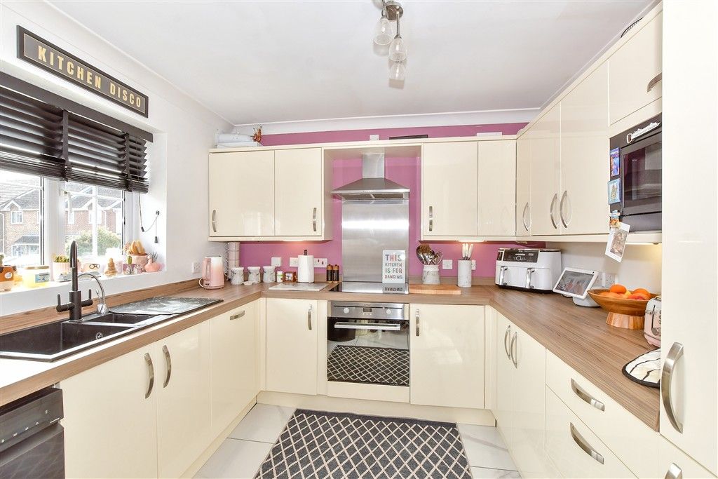 Property photo 2 of 9 Kitchen