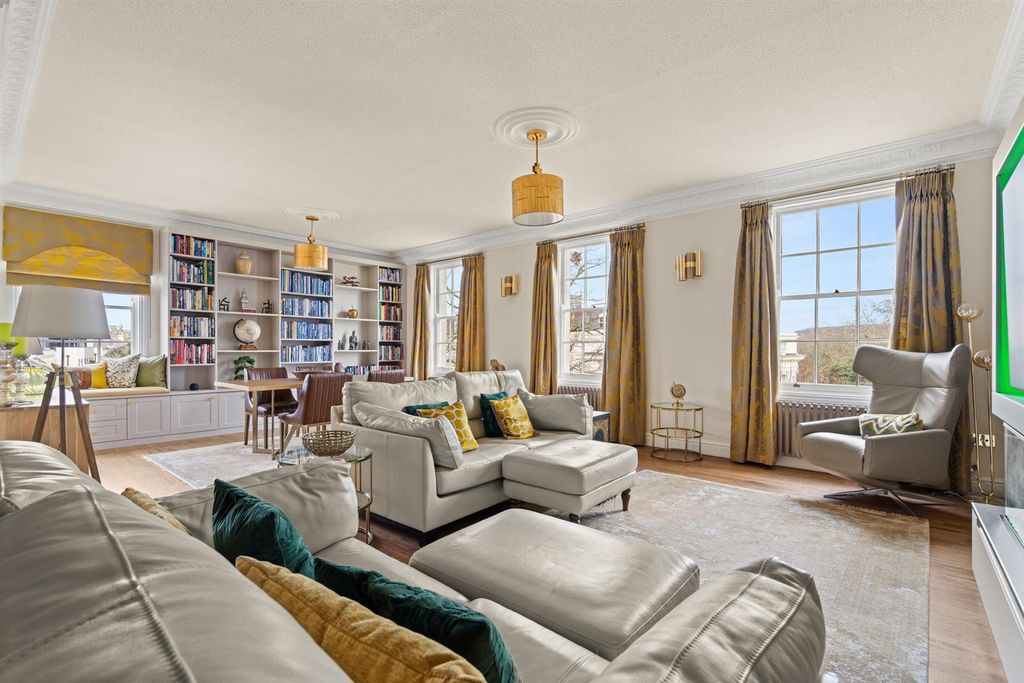 Property photo 2 of 15 Flat 3 10 Queens Parade-13.Jpg