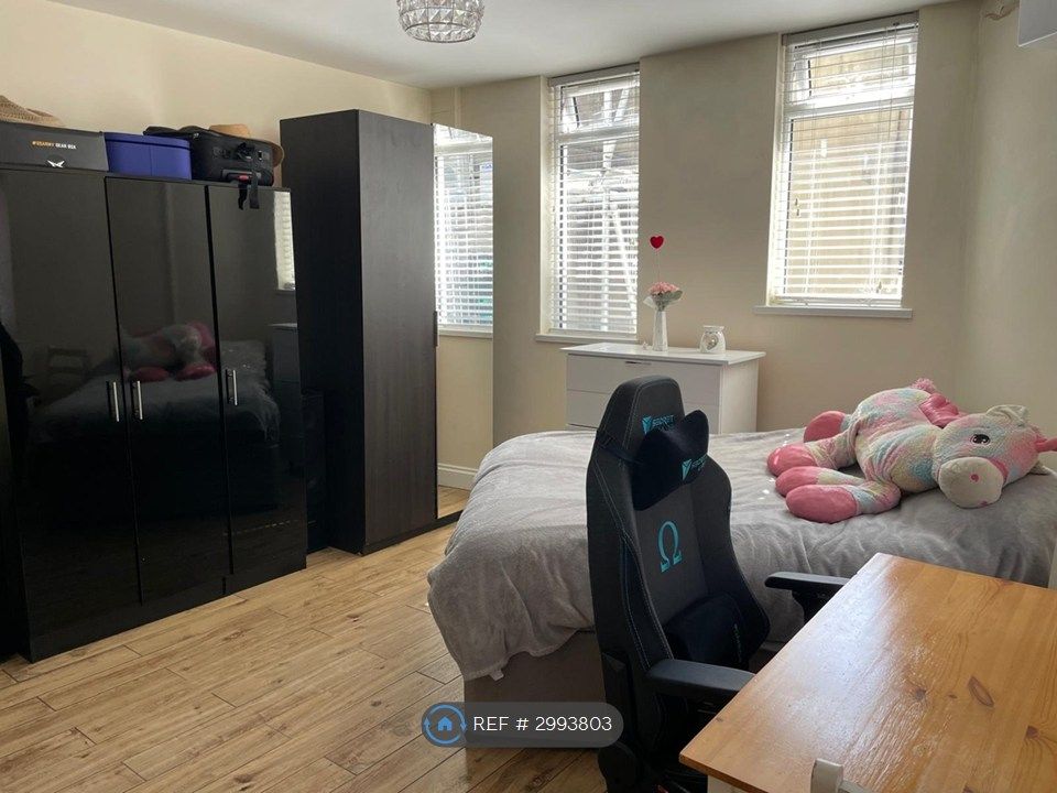 Property photo 2 of 4 Lounge/Bedroom