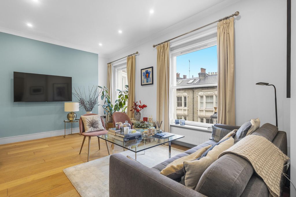 Property photo 1 of 23 Living Room