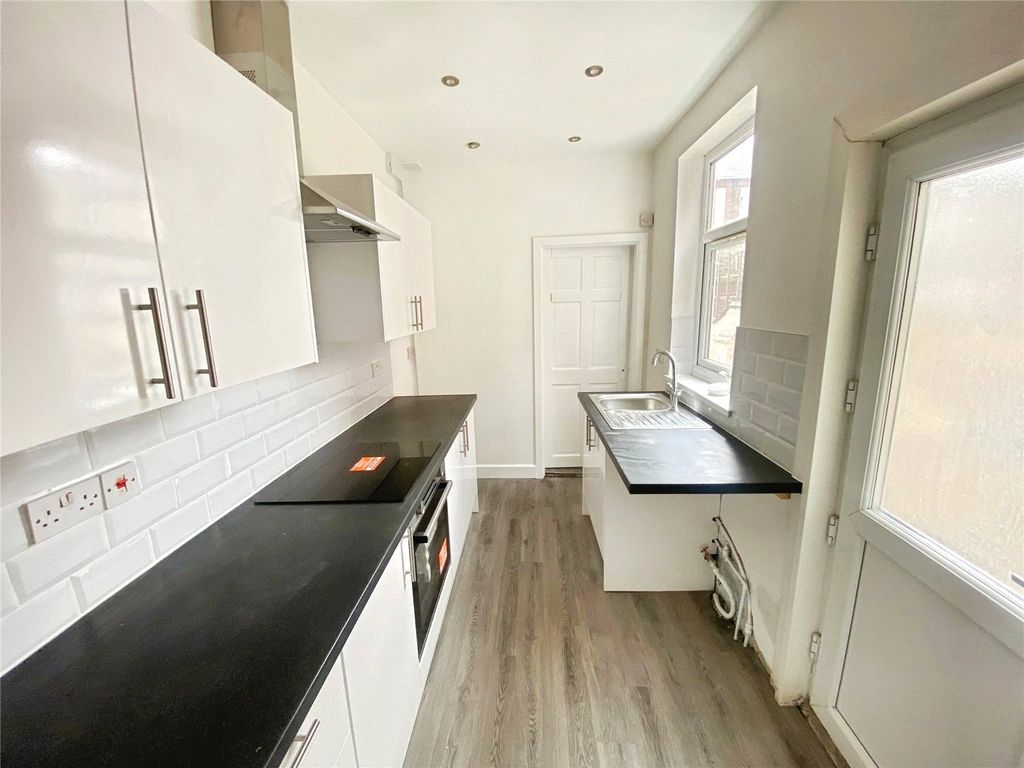 Property photo 3 of 8 Kitchen