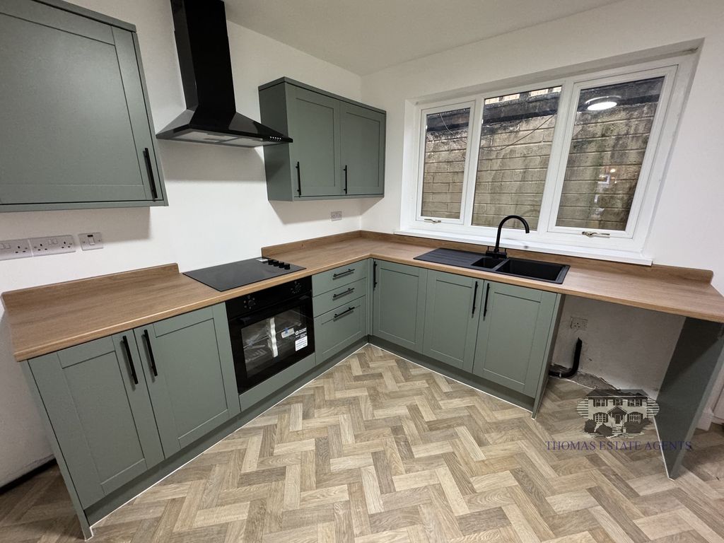 Property photo 3 of 11 Kitchen