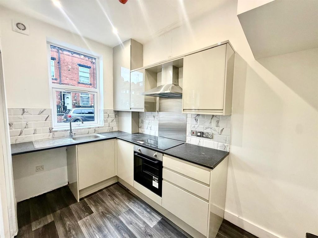 Property photo 2 of 16 Modern Fitted Dining Kitchen: