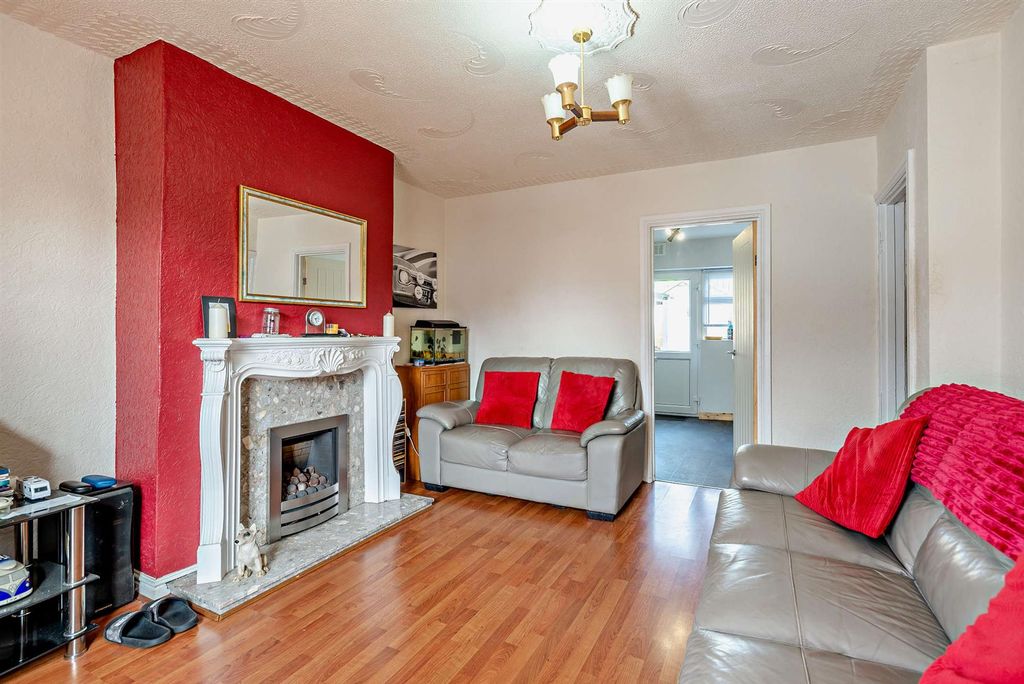 Property photo 3 of 14 8685141-Interior02-800.Jpg