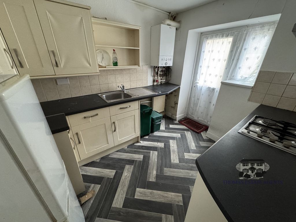 Property photo 3 of 8 Kitchen