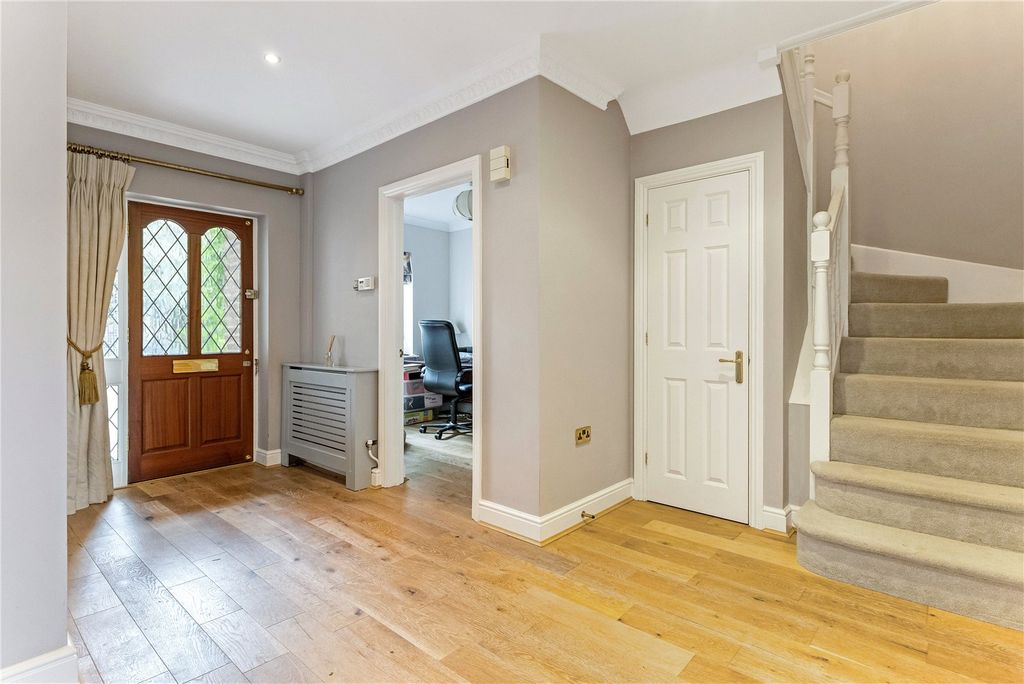 Property photo 2 of 16 Entrance Hall