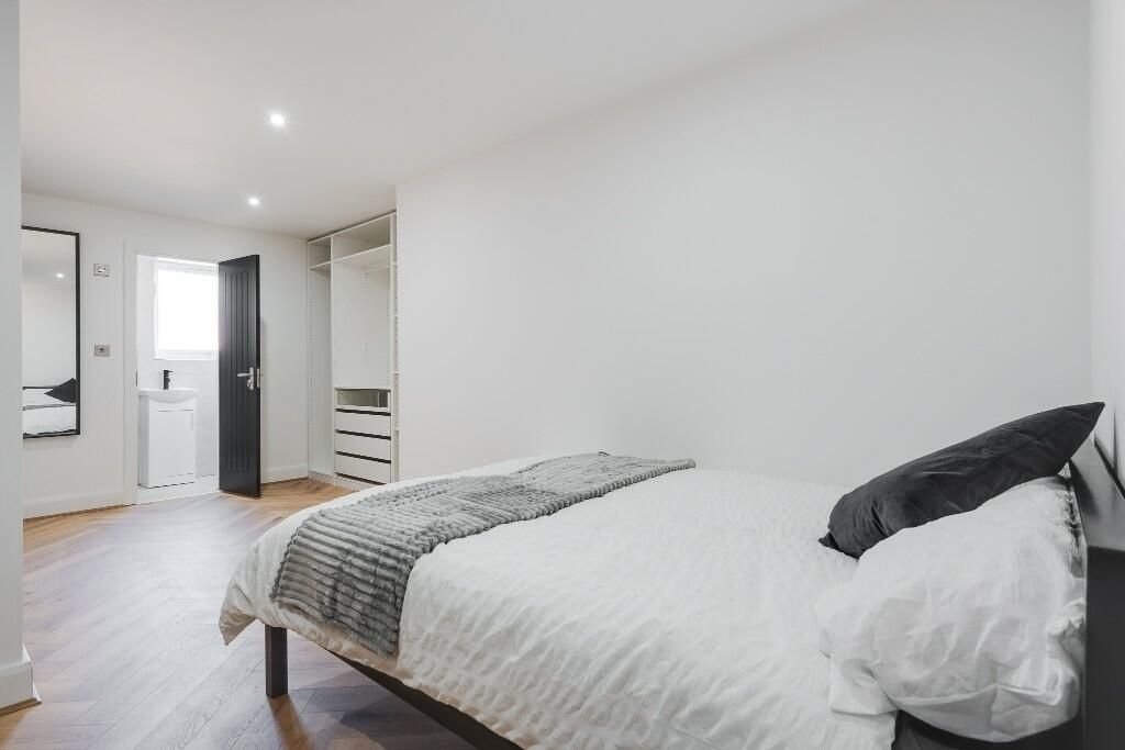 Property photo 1 of 14 A Bright And Modern Bedroom Featuring A Comfortabl...